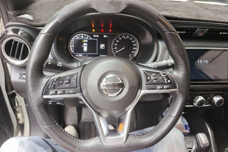 Used Nissan Kicks 2018 1.5L CVT Smart Connect Luxury Edition Steering Wheel