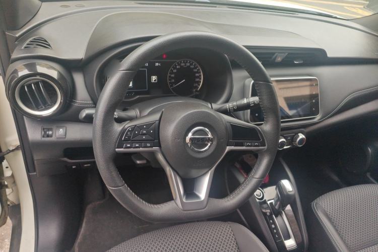 Used Nissan Kicks 2018 1.5L CVT Smart Connect Luxury Edition Steering Wheel
