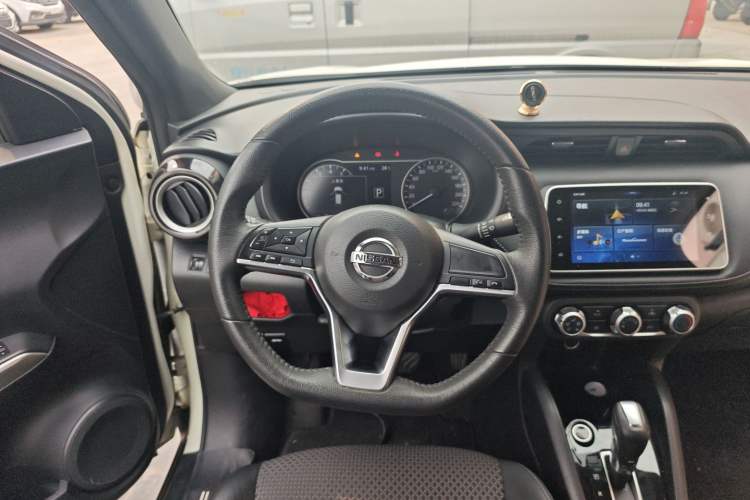 Used Nissan Kicks 2018 1.5L CVT Smart Connect Luxury Edition Steering Wheel