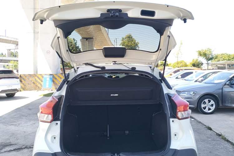 Used Nissan Kicks 2018 1.5L CVT Smart Connect Luxury Edition Trunk