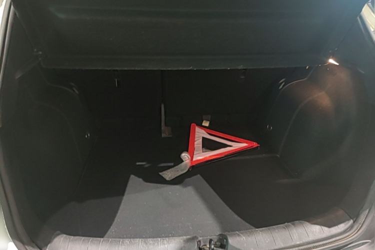 Used Nissan Kicks 2018 1.5L CVT Smart Connect Luxury Edition Trunk