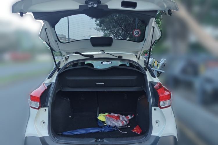 Used Nissan Kicks 2018 1.5L CVT Smart Connect Luxury Edition Trunk