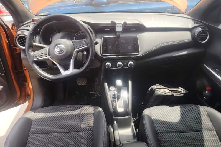 Used Nissan Kicks 2018 1.5L CVT Smart Connect Luxury Edition Center Console