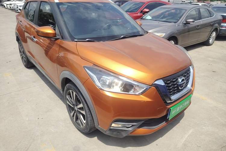 Used Nissan Kicks 2018 1.5L CVT Smart Connect Luxury Edition Front Right 45 Deg