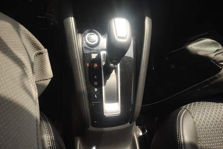 Used Nissan Kicks 2018 1.5L CVT Smart Connect Luxury Edition Gear Lever