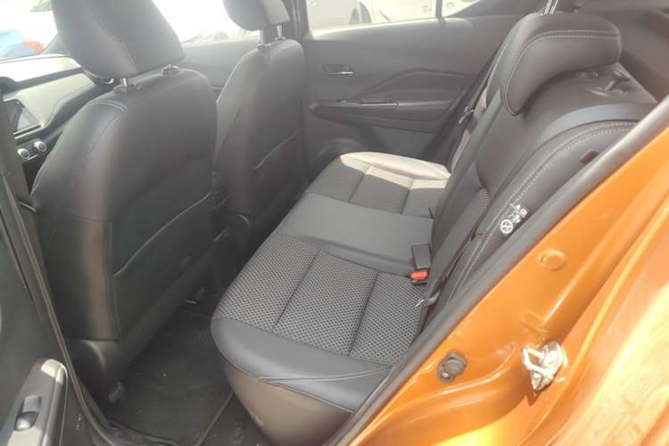 Used Nissan Kicks 2018 1.5L CVT Smart Connect Luxury Edition Left Rear Seat
