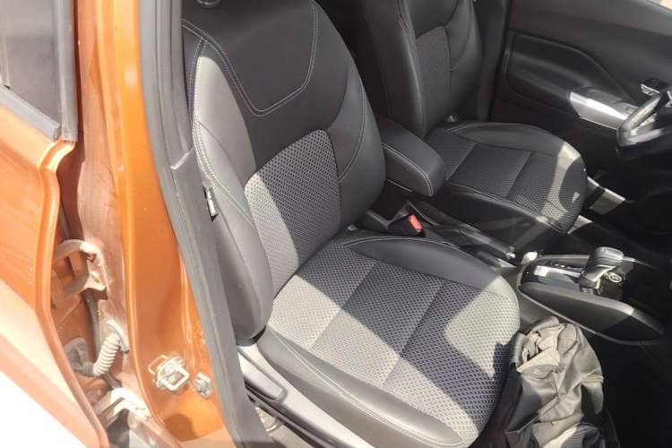 Used Nissan Kicks 2018 1.5L CVT Smart Connect Luxury Edition Right Front Seat