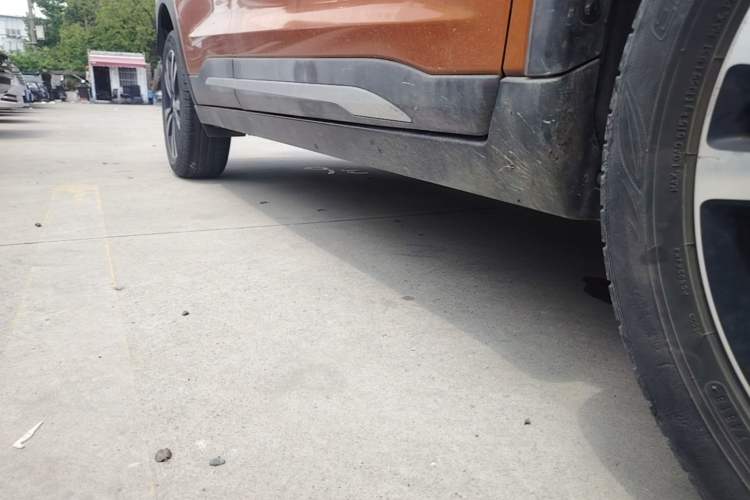 Used Nissan Kicks 2018 1.5L CVT Smart Connect Luxury Edition Right Side Sill