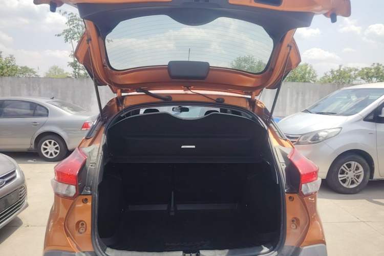 Used Nissan Kicks 2018 1.5L CVT Smart Connect Luxury Edition Trunk