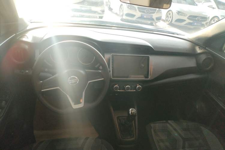 Used Nissan Kicks 2019 1.5L Manual Cool Edition Center Console