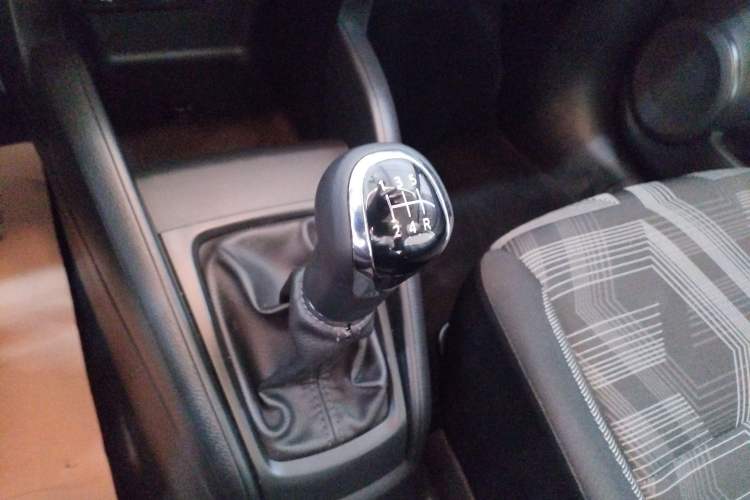 Used Nissan Kicks 2019 1.5L Manual Cool Edition Gear Lever