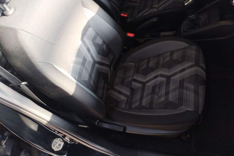 Used Nissan Kicks 2019 1.5L Manual Cool Edition Right Front Seat