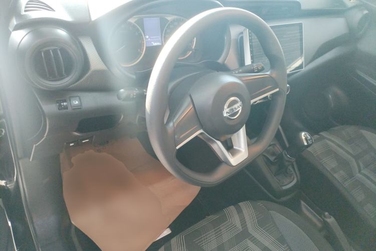 Used Nissan Kicks 2019 1.5L Manual Cool Edition Steering Wheel