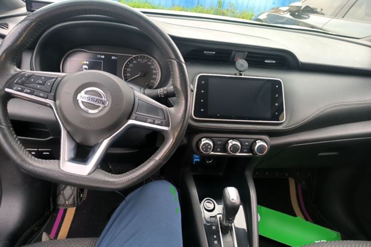 Used Nissan Kicks 2019 1.5L CVT Smart Connect Luxury Edition Center Console