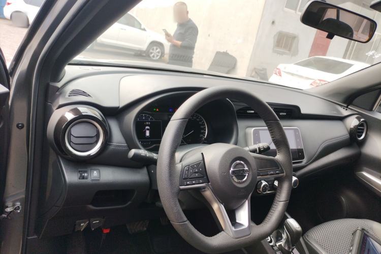Used Nissan Kicks 2019 1.5L CVT Smart Connect Luxury Edition Center Console
