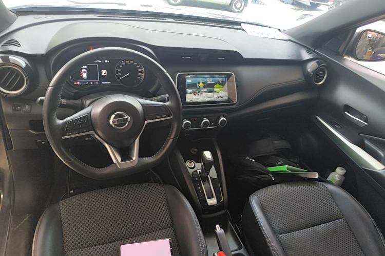Used Nissan Kicks 2019 1.5L CVT Smart Connect Luxury Edition Center Console