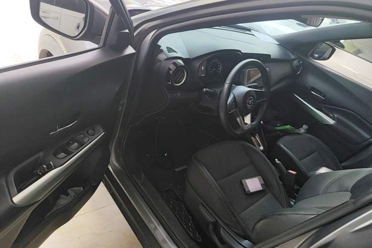 Used Nissan Kicks 2019 1.5L CVT Smart Connect Luxury Edition Driver Seat