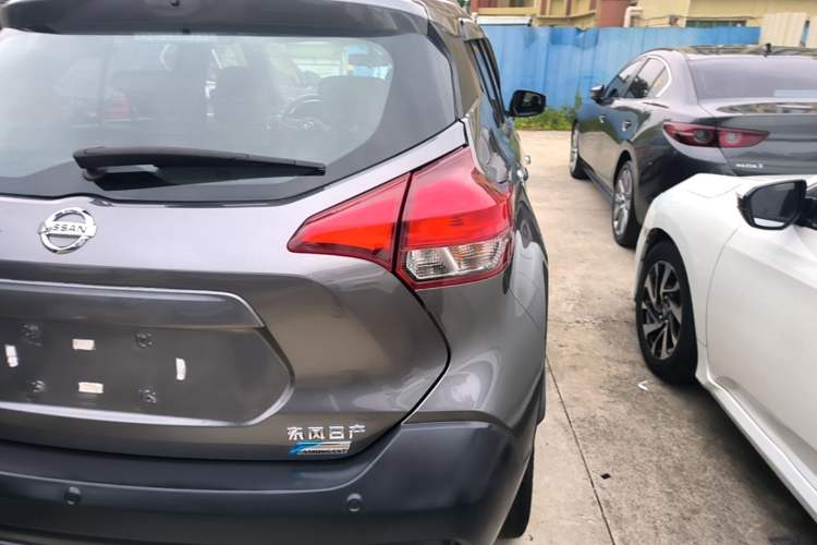 Used Nissan Kicks 2019 1.5L CVT Smart Connect Luxury Edition Exterior 3