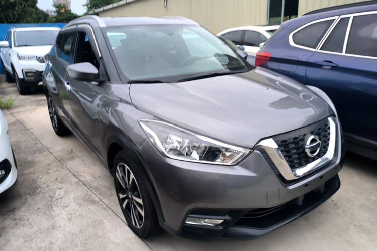 Used Nissan Kicks 2019 1.5L CVT Smart Connect Luxury Edition Front Right 45 Deg