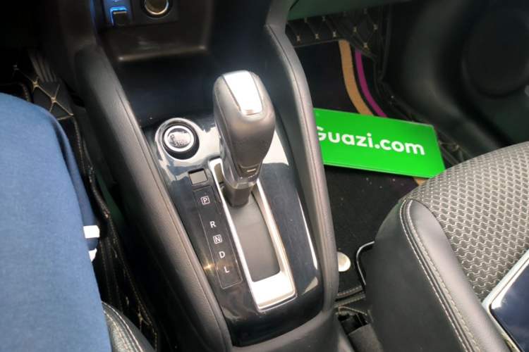 Used Nissan Kicks 2019 1.5L CVT Smart Connect Luxury Edition Gear Lever