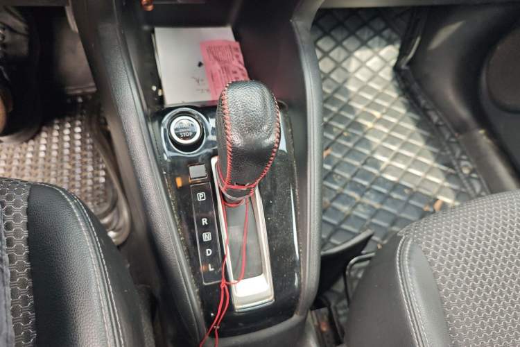 Used Nissan Kicks 2019 1.5L CVT Smart Connect Luxury Edition Gear Lever