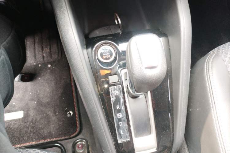 Used Nissan Kicks 2019 1.5L CVT Smart Connect Luxury Edition Gear Lever