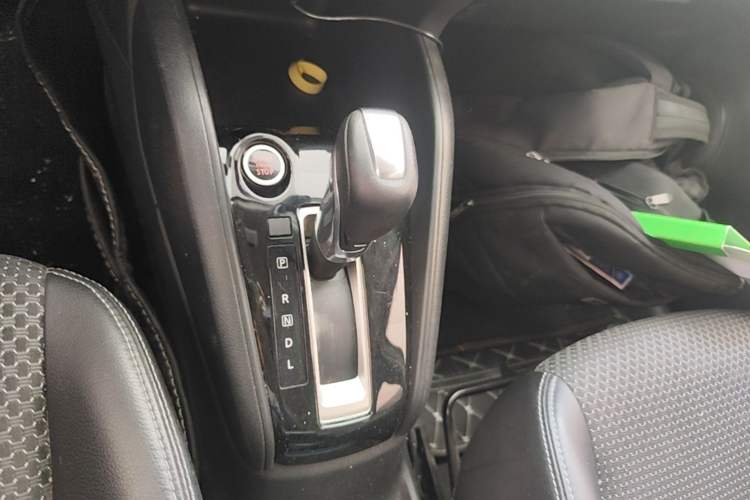 Used Nissan Kicks 2019 1.5L CVT Smart Connect Luxury Edition Gear Lever