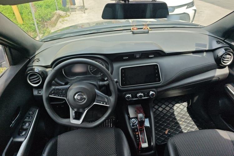 Used Nissan Kicks 2019 1.5L CVT Smart Connect Luxury Edition Interior 2