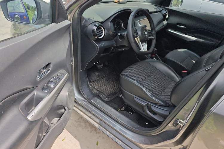 Used Nissan Kicks 2019 1.5L CVT Smart Connect Luxury Edition Interior 3