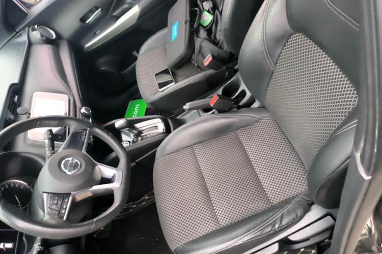 Used Nissan Kicks 2019 1.5L CVT Smart Connect Luxury Edition Left Front Seat
