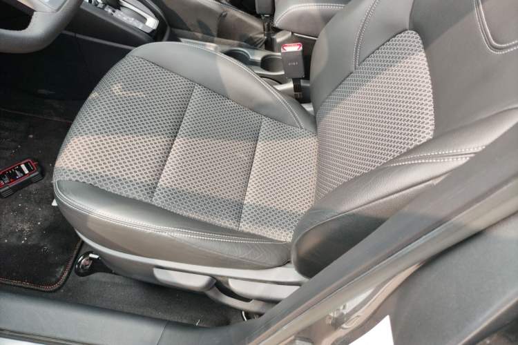 Used Nissan Kicks 2019 1.5L CVT Smart Connect Luxury Edition Left Front Seat