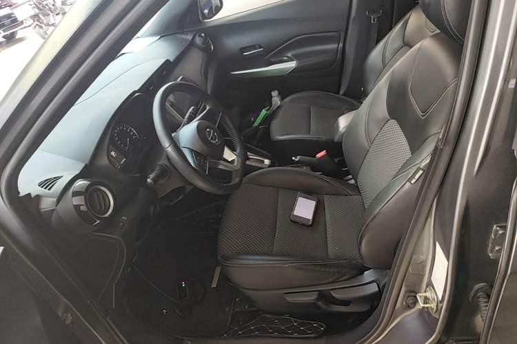 Used Nissan Kicks 2019 1.5L CVT Smart Connect Luxury Edition Left Front Seat