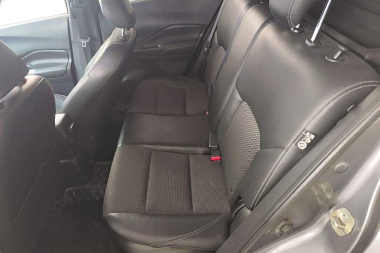 Used Nissan Kicks 2019 1.5L CVT Smart Connect Luxury Edition Left Rear Seat