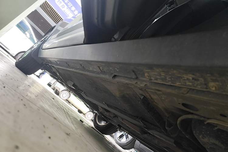 Used Nissan Kicks 2019 1.5L CVT Smart Connect Luxury Edition Left Side Sill