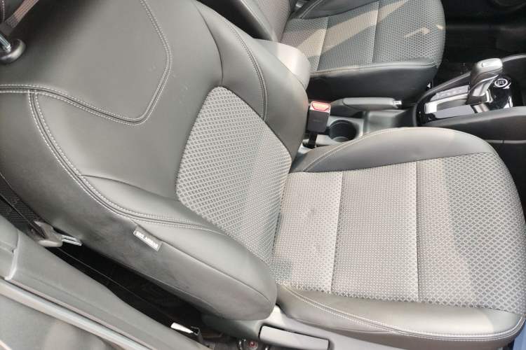 Used Nissan Kicks 2019 1.5L CVT Smart Connect Luxury Edition Right Front Seat