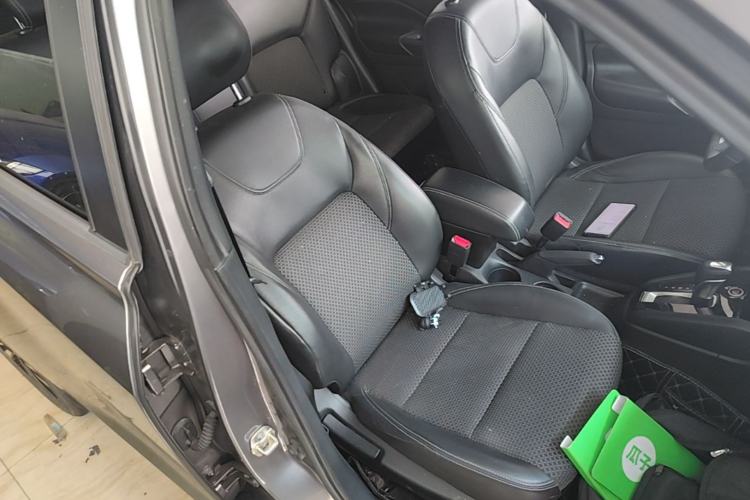 Used Nissan Kicks 2019 1.5L CVT Smart Connect Luxury Edition Right Front Seat