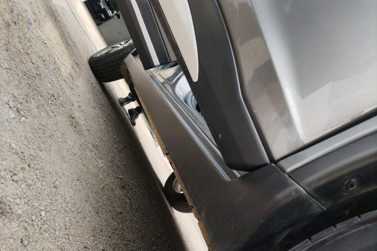 Used Nissan Kicks 2019 1.5L CVT Smart Connect Luxury Edition Right Side Sill