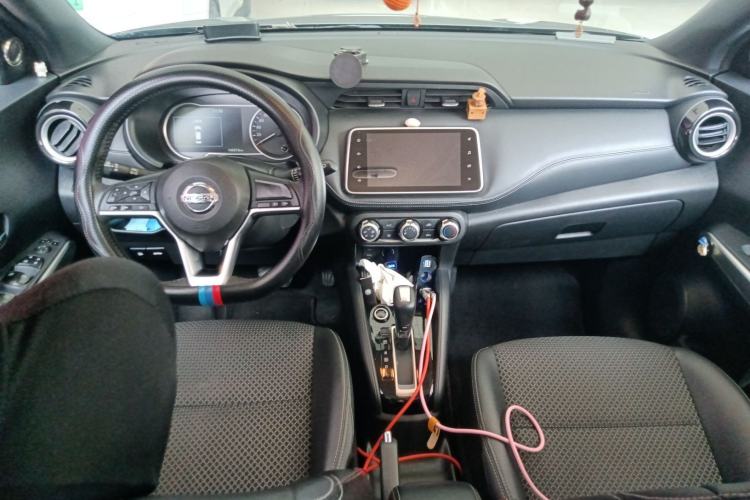 Used Nissan Kicks 2019 1.5L CVT Smart Connect Luxury Edition Center Console