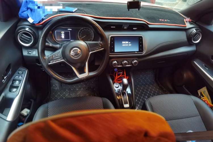 Used Nissan Kicks 2019 1.5L CVT Smart Connect Luxury Edition Center Console