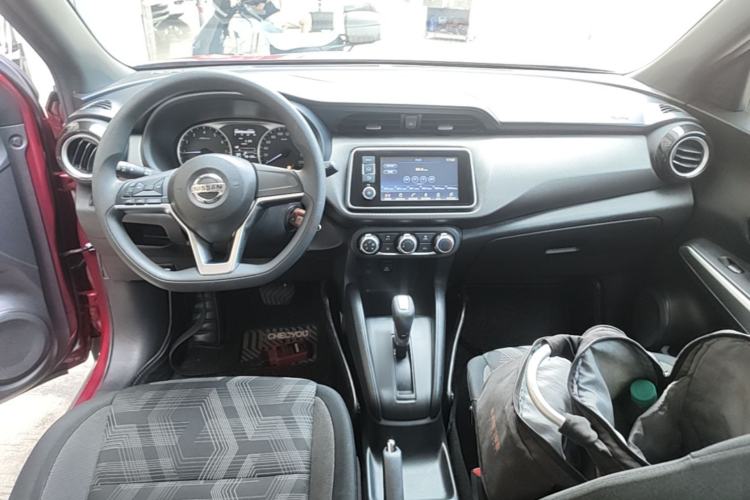 Used Nissan Kicks 2019 1.5L CVT Cool Enjoy Edition Center Console