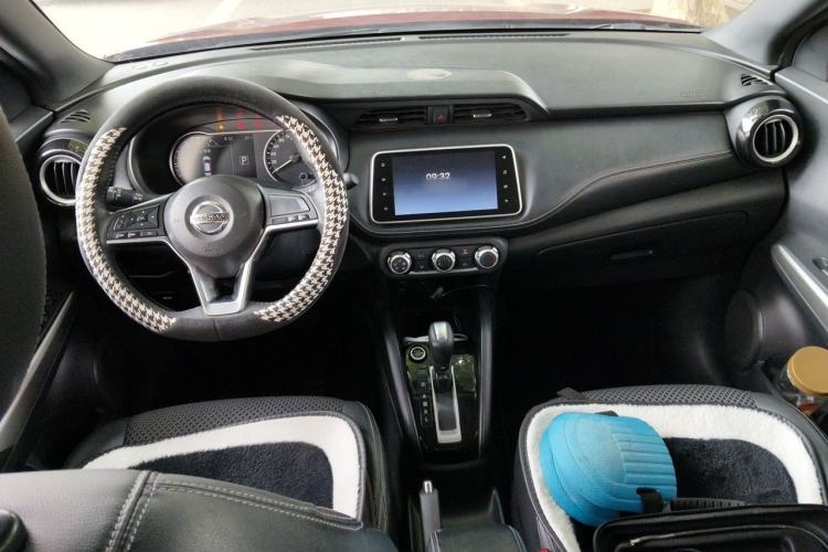 Used Nissan Kicks 2019 1.5L CVT Smart Connect Luxury Edition Center Console