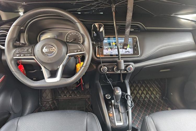 Used Nissan Kicks 2019 1.5L CVT Smart Connect Luxury Edition Center Console