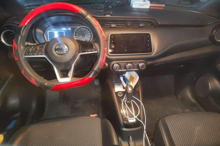 Used Nissan Kicks 2019 1.5L CVT Smart Connect Luxury Edition Center Console