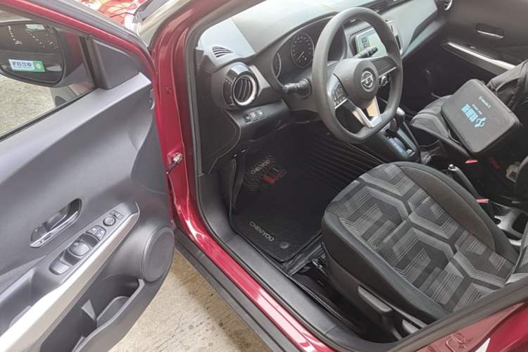 Used Nissan Kicks 2019 1.5L CVT Cool Enjoy Edition Driver Seat