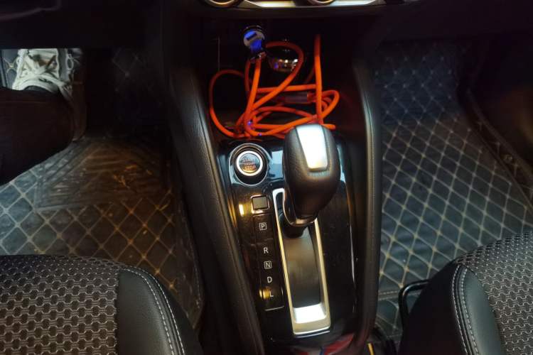 Used Nissan Kicks 2019 1.5L CVT Smart Connect Luxury Edition Gear Lever