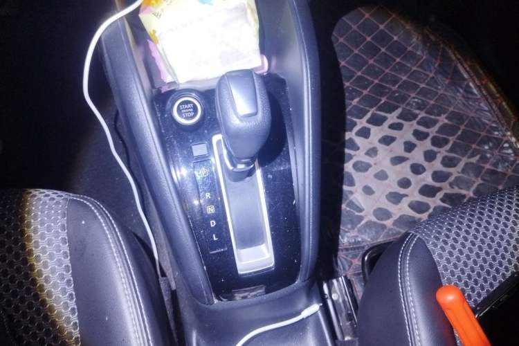 Used Nissan Kicks 2019 1.5L CVT Smart Connect Luxury Edition Gear Lever