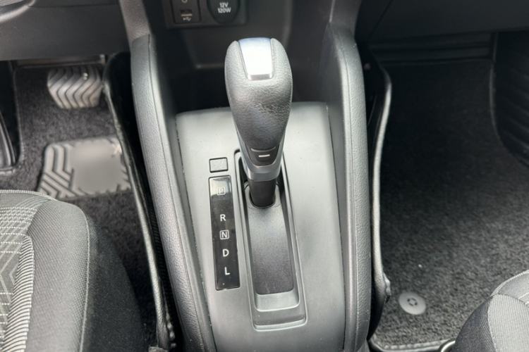 Used Nissan Kicks 2019 1.5L CVT Cool Enjoy Edition Gear Lever