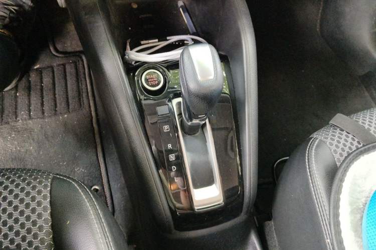 Used Nissan Kicks 2019 1.5L CVT Smart Connect Luxury Edition Gear Lever