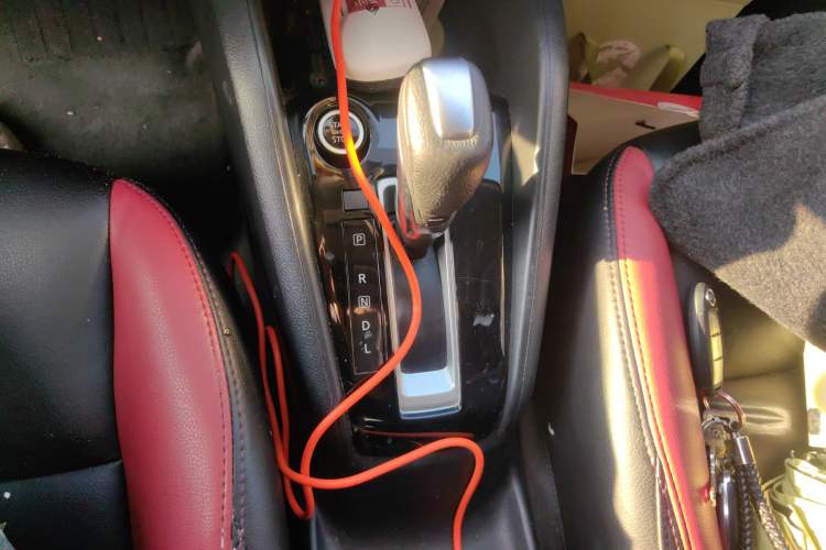 Used Nissan Kicks 2019 1.5L CVT Smart Connect Luxury Edition Gear Lever