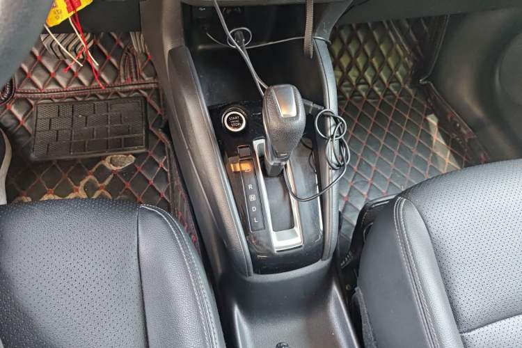 Used Nissan Kicks 2019 1.5L CVT Smart Connect Luxury Edition Gear Lever